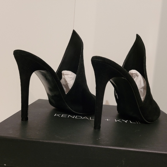 Kendal + Kylie Suede Black Toe Pump - Picture 4 of 6